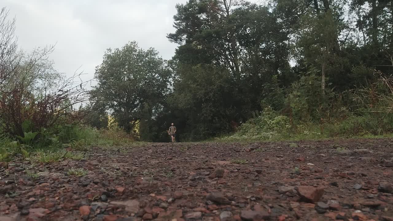 피트니스 러너 느린 동작 낮은 각도 과거 카메라