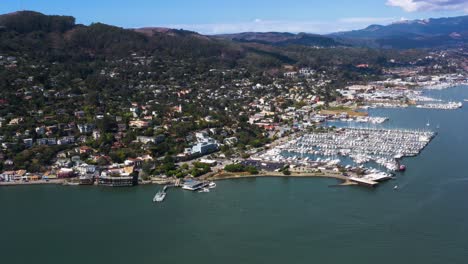 Bootshafen-An-Der-Küste-Von-Sausalito,-Kalifornien---Luftdrohnenansicht