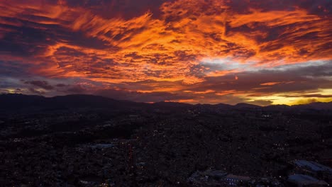 hiperlapso aéreo de una épica puesta de sol nublada y colorida en la ciudad de méxico
