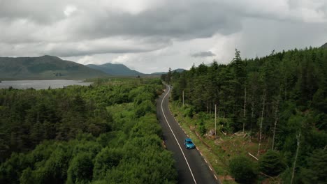 Connemara-Lough-Inagh-Lodge-Straße-Auto-Folgen-Antenne