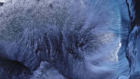 tinta azul oscuro con partículas de plata brillantes que crean un efecto texturizado, semejante al subacuático en el agua