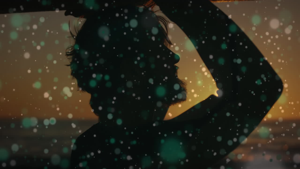 joven hombre caucásico con una tabla de surf