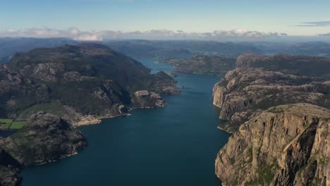 Imágenes-Aéreas-Hermosa-Naturaleza-Noruega.