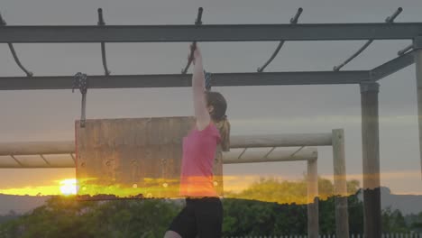 animación de la puesta de sol sobre la mujer caucásica en el curso de obstáculos colgado.