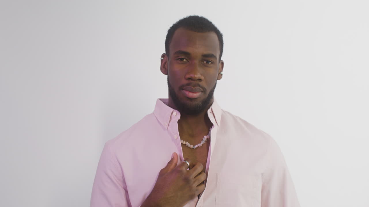 hombre posando y tocando su piel con el dedo 1