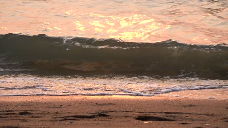 Schöne-Glänzende-Meereswelle-Am-Strand.-Nahaufnahme,-Zeitlupe-4k