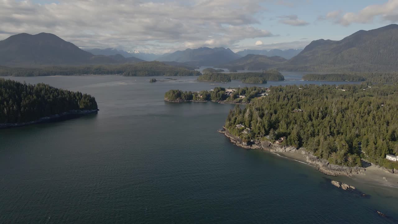 imágenes de drones de islas en un fiordo en tofino en la isla de vancouver en columbia británica, canadá