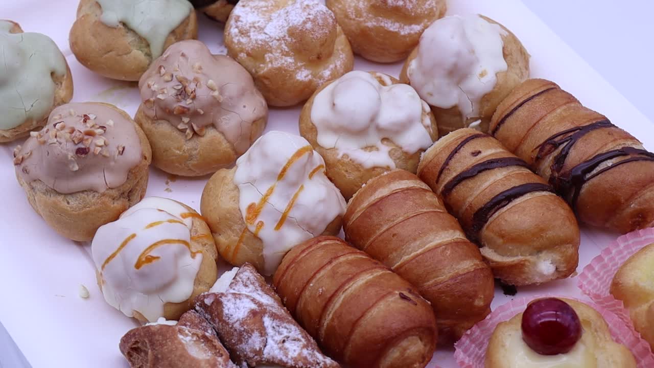 Vassoio di piccoli e deliziosi pasticcini italiani