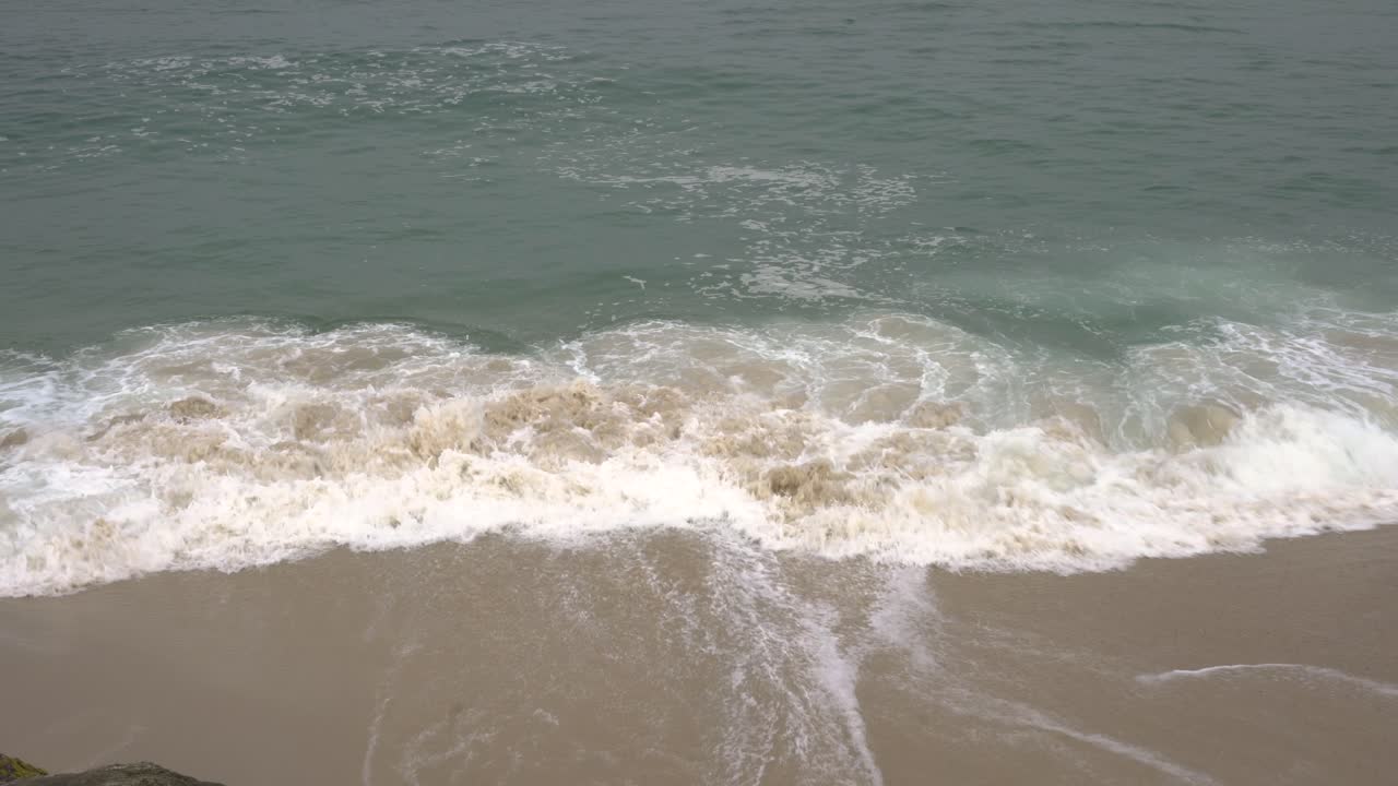 las olas del mar atlántico rompiendo la playa rompiendo a la orilla