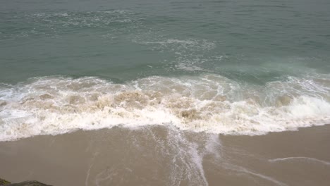 las olas del mar atlántico rompiendo la playa rompiendo a la orilla