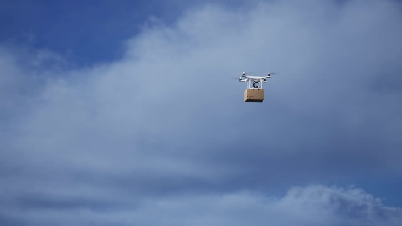 volando en un dron de entrega en el cielo con un paquete de cartón en la mano