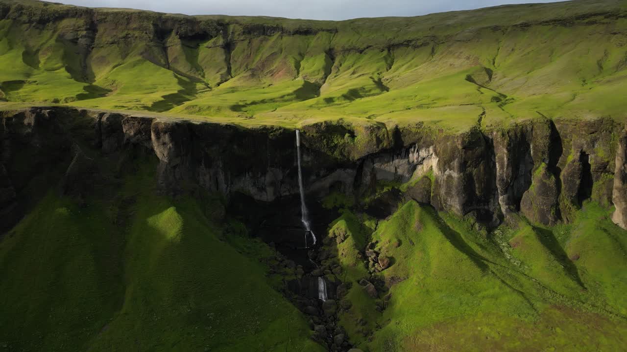 impresionante punto de referencia cubierto por la luz del sol al atardecer, el río se convierte en una cascada