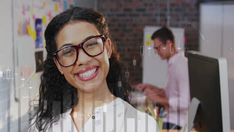 animación de gráficos financieros sobre feliz mujer de negocios biracial en la oficina