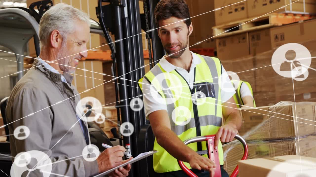 Responsabile di magazzino che discute le scorte mentre un operatore sposta un transpallet e una sovrapposizione di rete si forma.