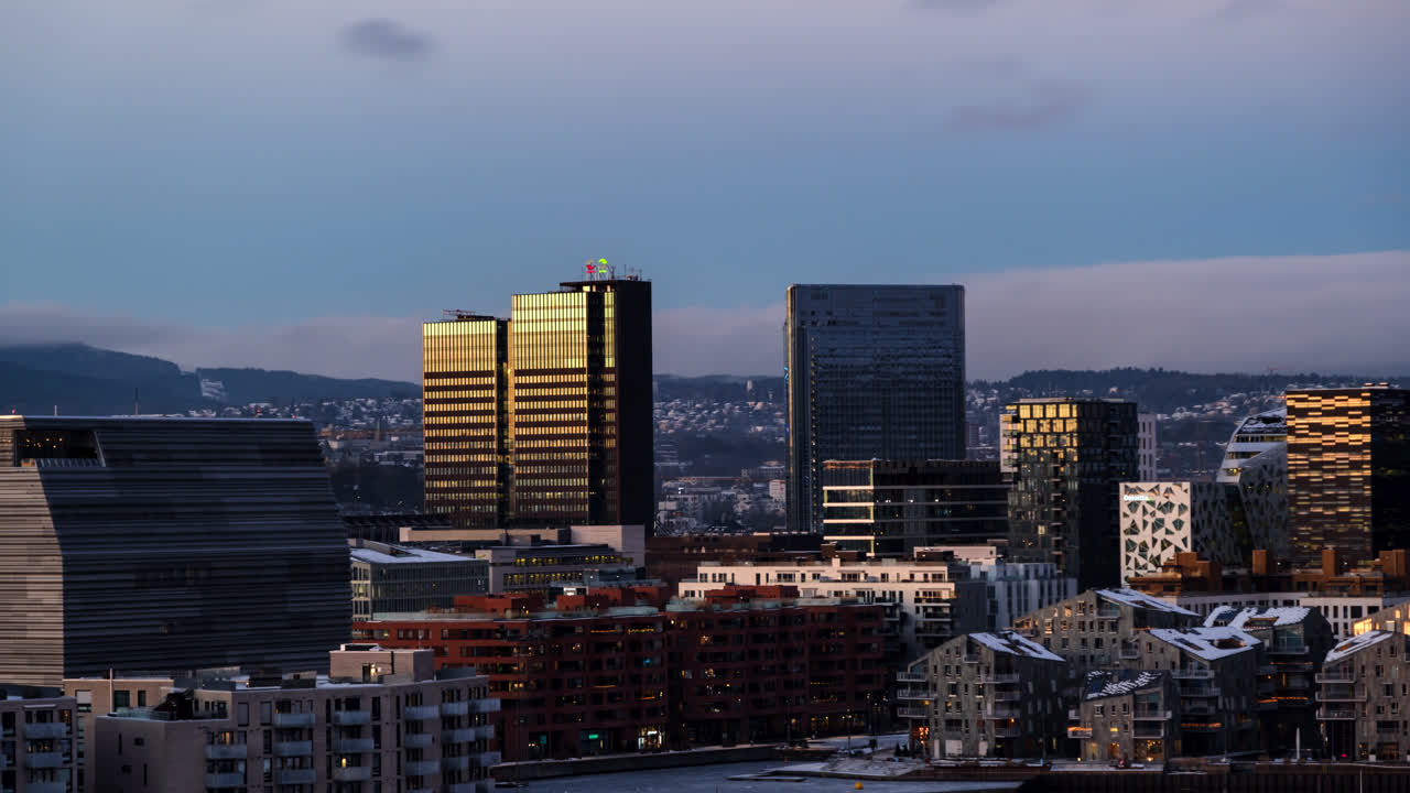 timelapse del atardecer de oslo, noruega con museo munch y código de barras