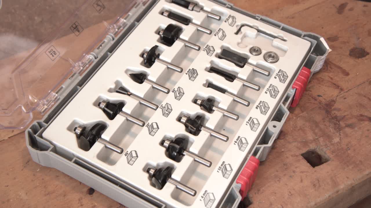 男は道具を組み立てる