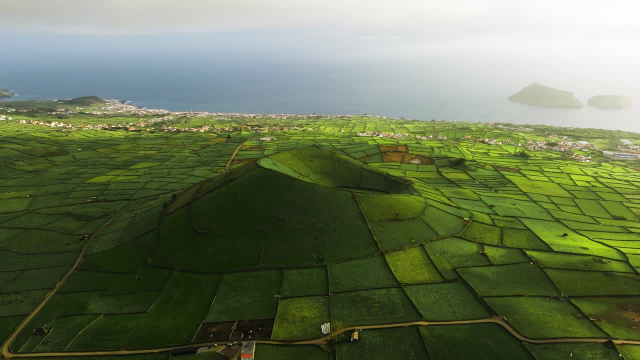 파치워크 과 함께 피코 도나 조아나 (pico dona joana) 의 경치 좋은 일몰 공중 풍경, 세 번째