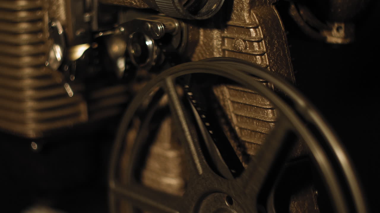 필름이 4k를 통과하는 빈티지 8mm 프로젝터 릴에 닫습니다.