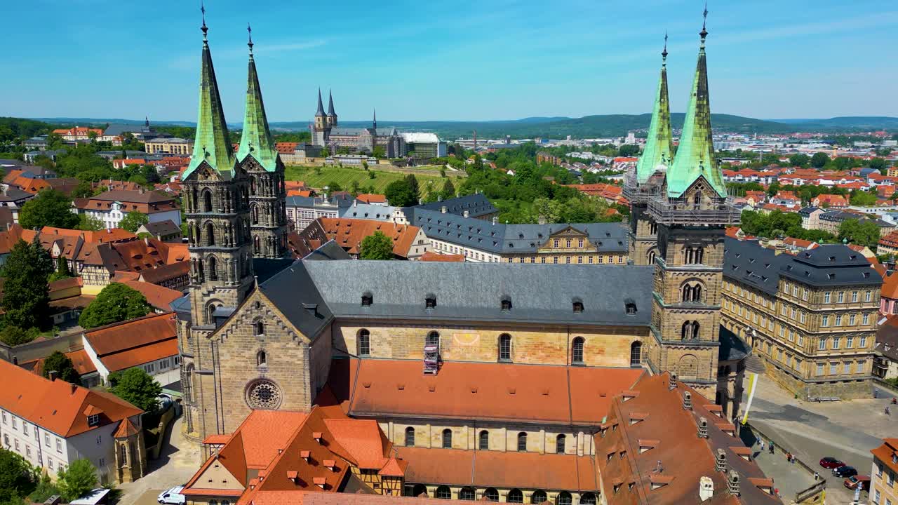 Video aereo con drone 4K delle torri campanarie della storica Cattedrale di Bamberga e dell'Abbazia di Michaelsberg nella Città Vecchia di Bamberga, Germania.