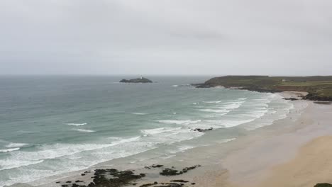 Bahía-Y-Playa-De-Saint-Ives-Con-La-Isla-Godrevy-En-La-Distancia-En-Un-Día-Nublado-En-Cornualles,-Reino-Unido