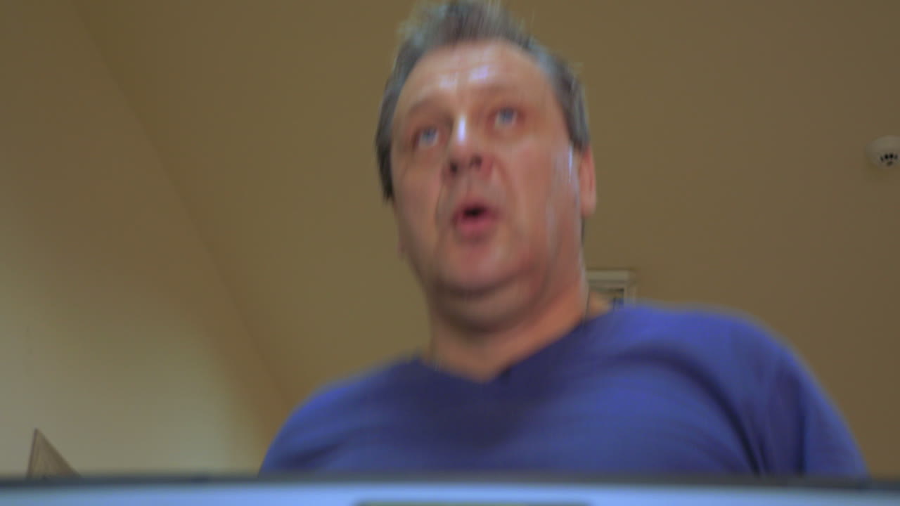 él hace deporte para mantenerse en forma.