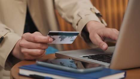 Estudiante-Caucásica-Comprando-En-Línea-En-Una-Computadora-Portátil-Al-Aire-Libre.