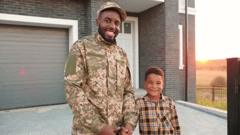 retrata a un feliz soldado americano con su pequeño hijo