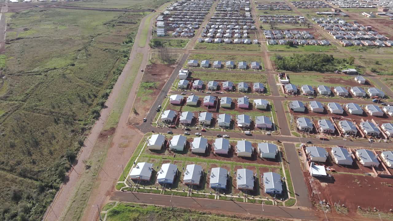 vista de pájaro de un barrio residencial popular y ordenado en posadas, argentina, llamado itaembé guazú