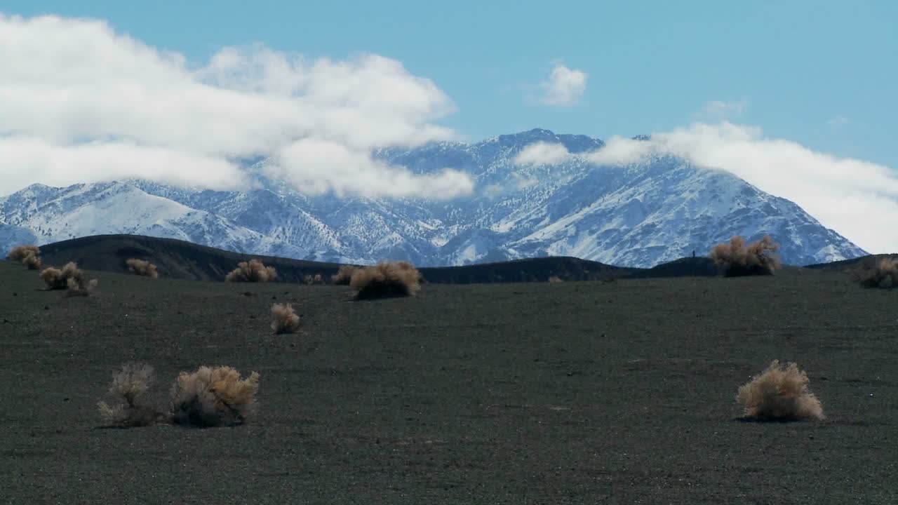 데스밸리 국립공원의 사막에 있는 눈둑 위로 구름이 움직인다