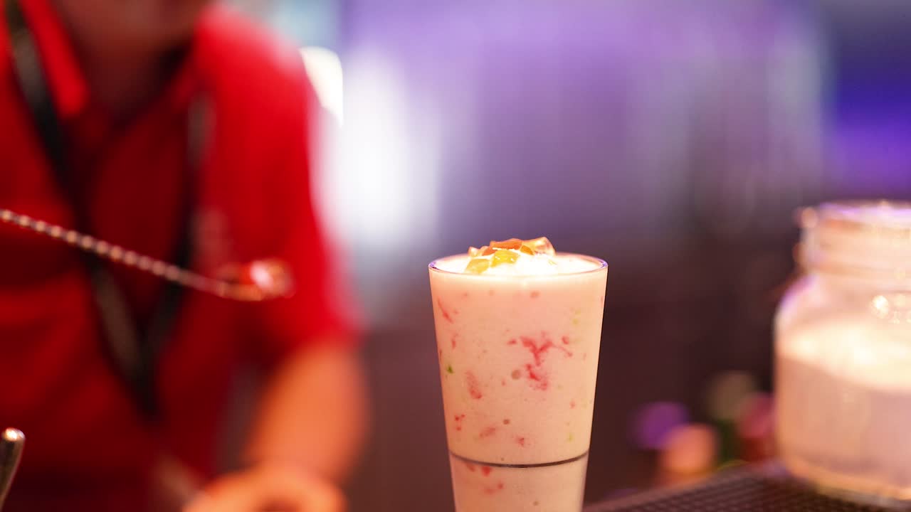 Barmen, soslu bir smoothie hazırlıyor