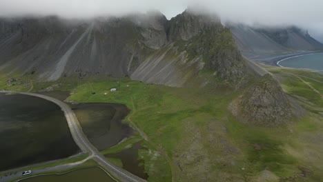 pico de la montaña cubierto de gruesas nubes flotando alrededor del sur de islandia