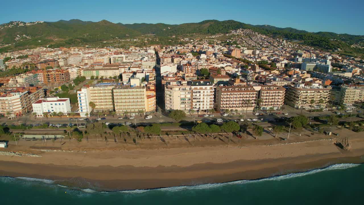 imágenes aéreas de pineda de mar en la costa brava del maresme playa de barcelona sin personas