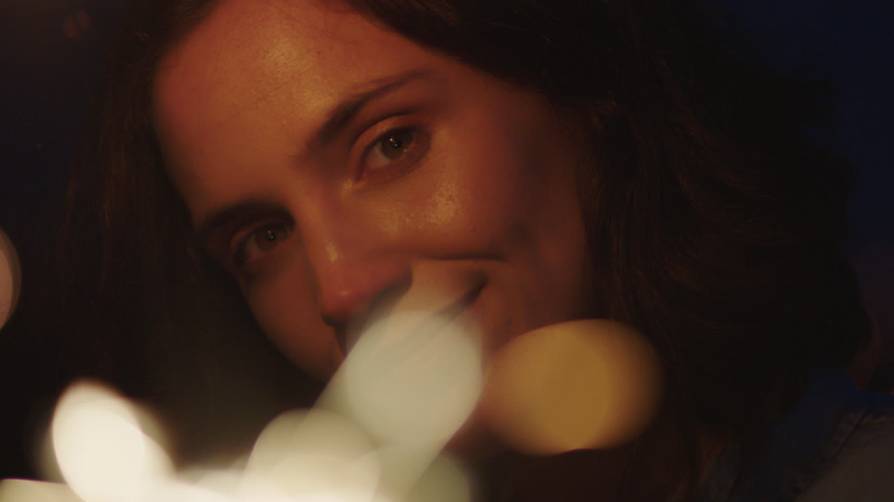 cerrar bengalas retrato de una mujer atractiva celebrando la víspera de año nuevo disfrutando de la celebración del día de la independencia divirtiéndose por la noche