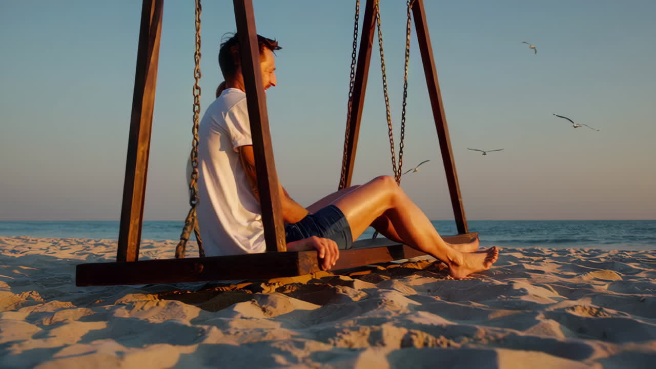 Coppia che si gode il tramonto su un'altalena da spiaggia