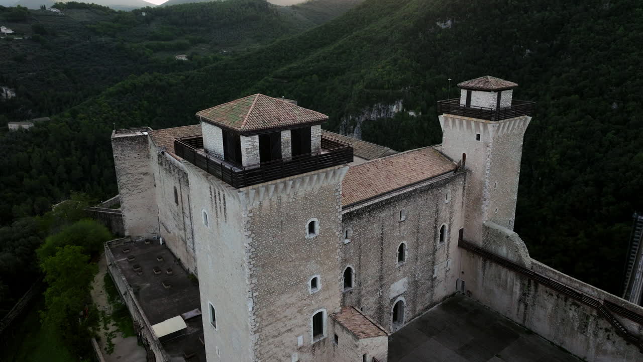 fortaleza medieval de rocca albornoziana en spoleto, italia - toma aérea