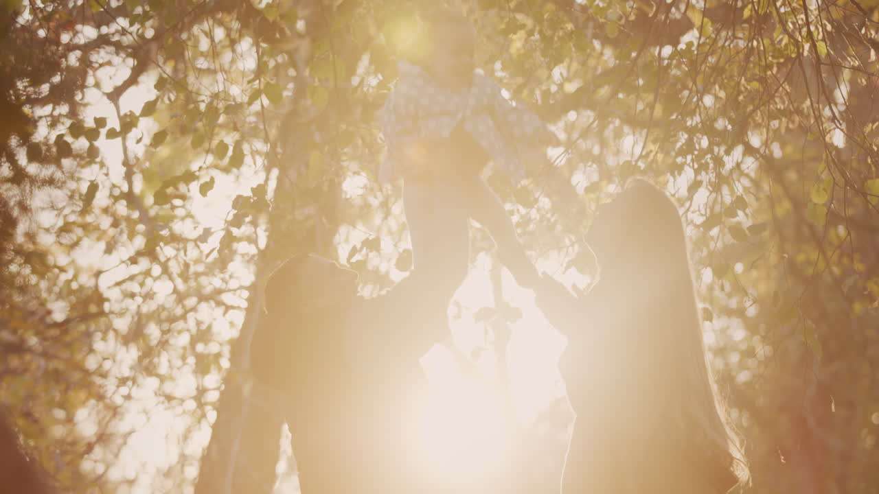 아이와 함께 행복한 가족은 가을 공원에서 재미를 느 ⁇ 니다.