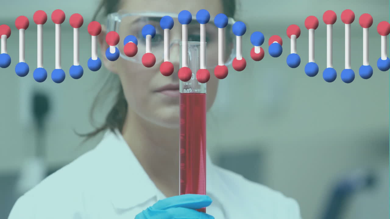 animación de una cadena de adn sobre una científica caucásica que sostiene un tubo de ensayo