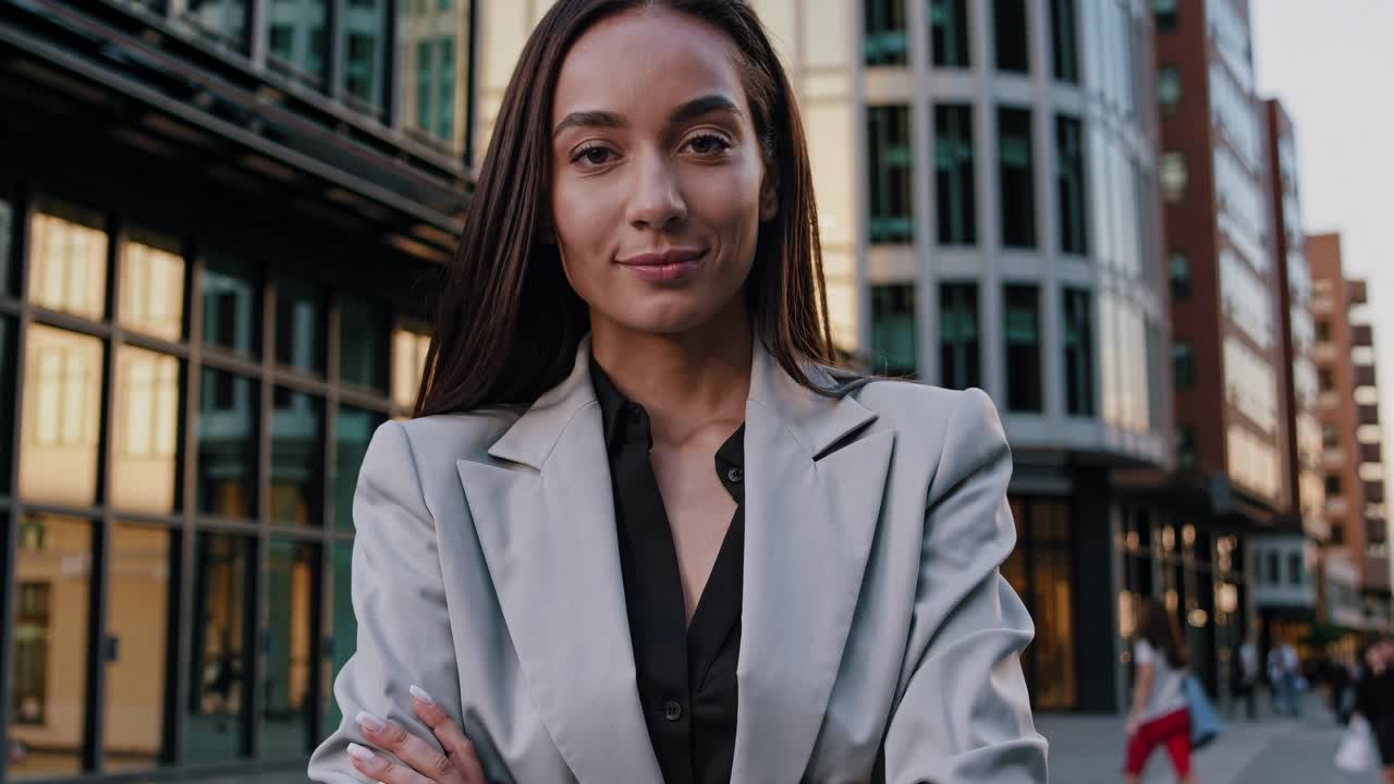 mujer de negocios confiada en el paisaje urbano