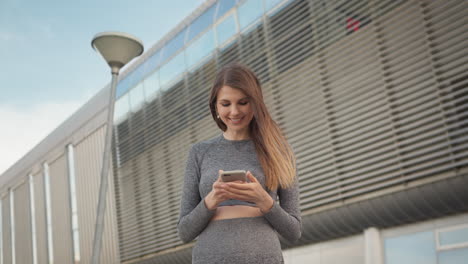 mujer usando teléfono inteligente al aire libre
