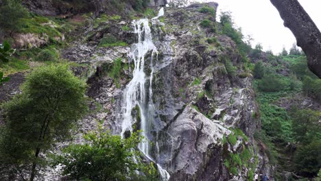 Der-Powerscourt-Wasserfall-Ist-Mit-398-Fuß-Der-Höchste-In-Irland