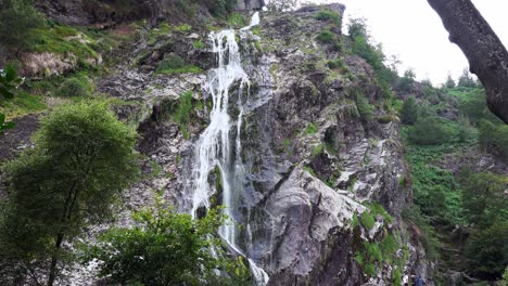 la cascada powerscourt es la más alta de irlanda con 398 pies
