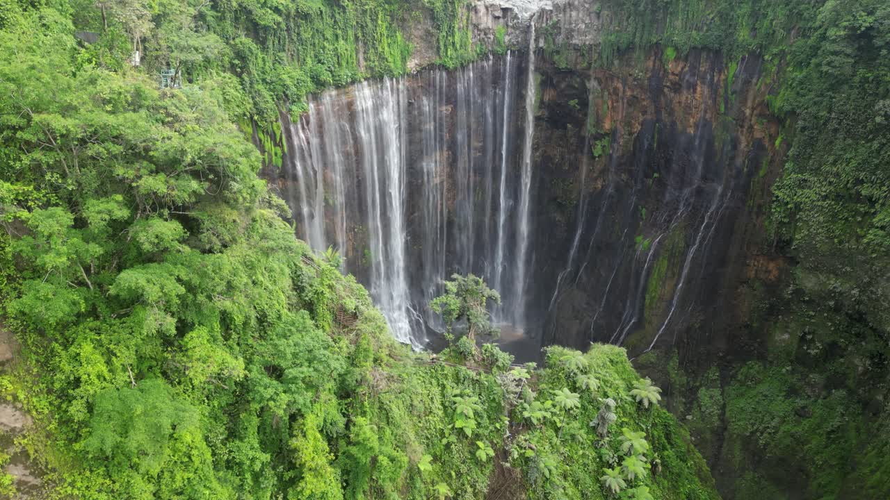 descenso aéreo en el exuberante cañón de la selva en la cascada de tumpak sewu, java