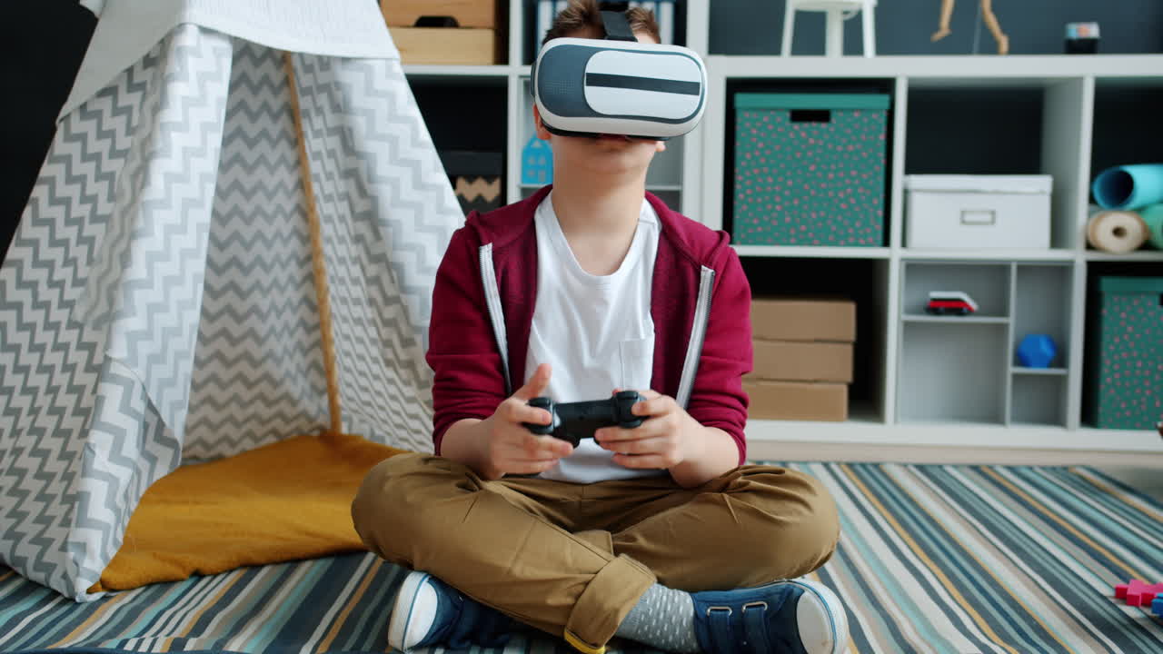 Bambino che gioca ai videogiochi con visore VR in una stanza dei giochi