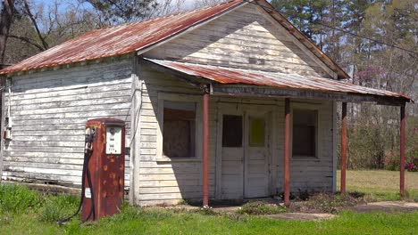 Eine-Heruntergekommene-Alte-Tankstelle-Im-Ländlichen-Mississippi