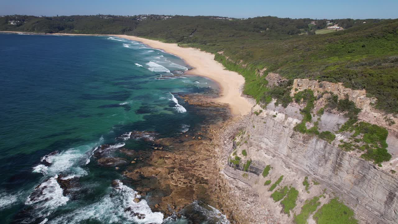 Onde oceaniche a Little Redhead Point nel Nuovo Galles del Sud, Australia - Ripresa aerea in allontanamento.