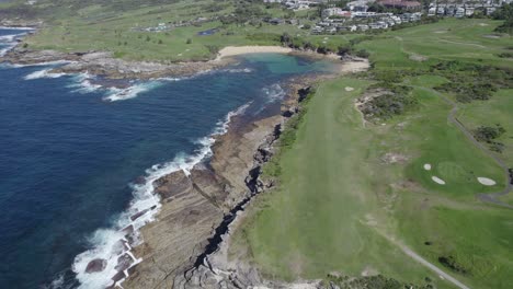 Golfplatz-In-Einer-Kleinen-Bucht-Mit-Kleinem,-Ruhigen-Strand-Im-Sommer-In-New-South-Wales,-Australien