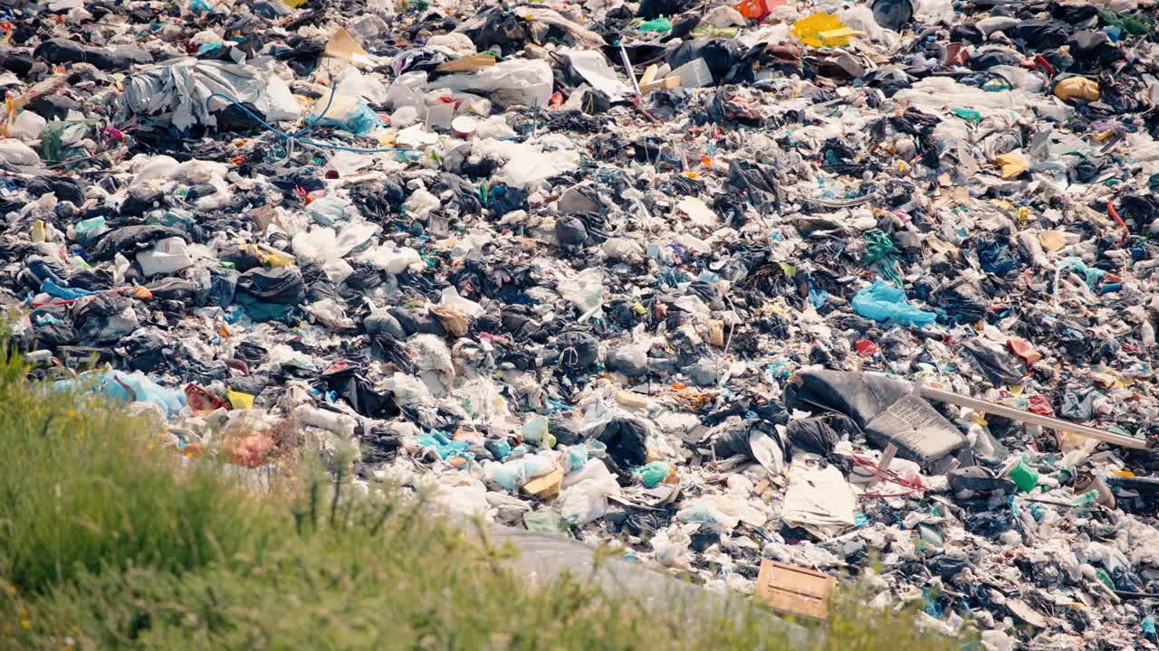 primer plano de los residuos en un vertedero abierto