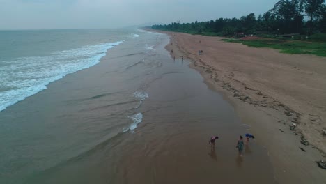 kumta beach sur de la india playa limpia personas disfrutando