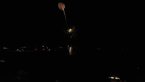 Antena-De-Fuegos-Artificiales-Sobre-Un-Pequeño-Pueblo-Con-Luna