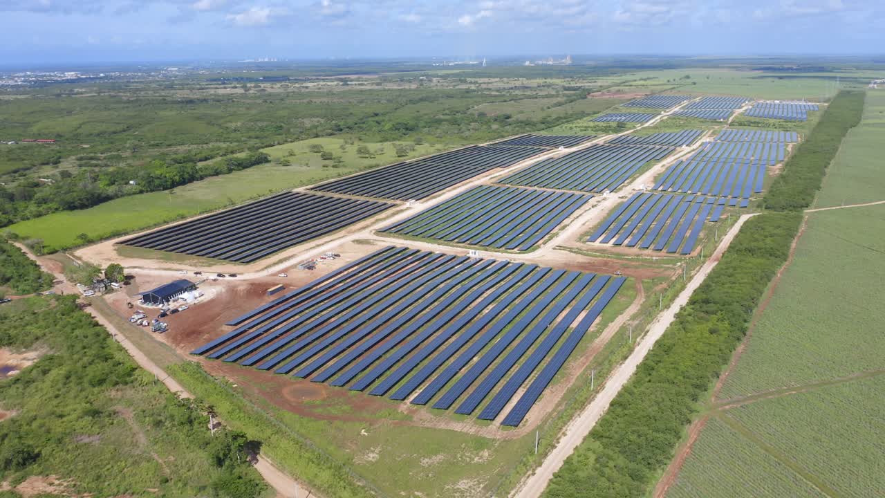 drone aéreo ascendiendo pov sobre el parque solar fotovoltaico el soco de san pedro de macoris en república dominicana